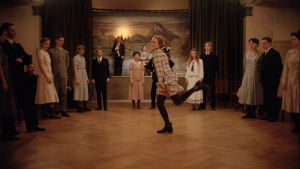Dancing queen. Astrid struntar i om hon måste dansa ensam. Astrid dansar ensam mitt på dansgolvet.