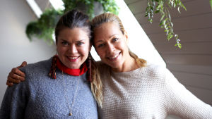 Tiina Mankki leder tupplurarna och har utvecklat konceptet tillsammans med Tiina Vainio. Två leende kvinnor i halvbild.