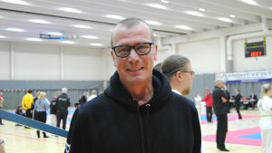 Hangöbon Kim Fagerlund började med taekwondo när han var 52 år. Porträttbild på Kim Fagerlund.