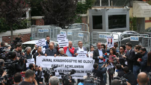 Misstankarna om att journalisten Jamal Khashoggi mördades i konsulatet i Istanbul ha utlöst protester världen över. Här protesterar turkiska mänskorättsaktivister utanför konsulatet Misstankarna om att journalisten Jamal Khashoggi mördades i konsulatet i Istanbul ha utlöst protester världen över. Här protesterar turkiska mänskorättsaktivister utanför konsulatet