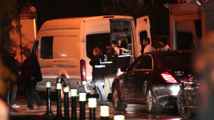 Poliser som lämnar det saudiska konsulatet i Istanbul efter att ha genomsökt byggnaden. Poliser som lämnar det saudiska konsulatet i Istanbul efter att ha genomsökt byggnaden.