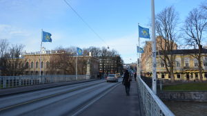 Borde Aurabron stängas för privatbilister? Vy över Aurabron, kvinna går över bron och en bil kör över bron.