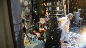 Tejbutykin inför kameran. På bilden Esko Salminen. Esko Salminen som Tjebutykin.