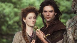 Robin - the hooded man. Titellåten till "Robin of Sherwood" sjöngs av Clannad medan Michael Praed och Judi Trott såg trånande på varandra. Robin och Marion i tv-serien Robin of Sherwood.