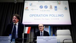 Den italienska specialåklagaren Frederico Cafiero de Raho under Eurojusts presskonferens i Haag på onsdagen 5.12. Den italienska specialåklagaren Frederico Cafiero de Raho under Eurojusts presskonferens i Haag på onsdagen 5.12.