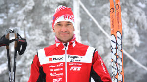 Niklas Westerlund säger att Pargas kan vara stolt över sitt skidspår. Niklas Westerlund med ett par skidor i handen.