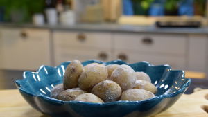 Papas Arrugadas: keitä 300 grammaa pieniä perunoita 2 desilitrassa karkeaa merisuolaa. Perunat saavat kiiltävän pinnan. Nauti mojo-kastikkeen ja kylmän lagerin kanssa. Annos suolakeitettyjä perunoita-patatas arugadas
