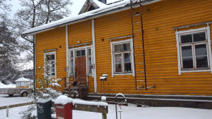 I de gula trähusen på Karis gamla järnvägsområde bodde det tidigare många familjer där någon förälder jobbade på järnvägen. I det här huset bor numera endast en hyresgäst. Huset förfaller sakta men säkert. En gul trävilla, gammal arbetarbostad med fler bostäder. Målfärgen flagar, stockarna är ruttna vilket lett till hål i ytterväggarna. Den här delen är ändå i hyfsat skick, det bor en hyresgäst i denna ända av huset.