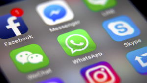 Vad får synas på sociala medier och vad ska tas bort? Det är en fråga bland annat Facebook måste ta ställning till. Applikationer på en smarttelefon.