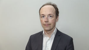 Sannfinländarnas ordförande Jussi Halla-aho hoppas corona leder till att produktionen och jobben flyttar närmare Finland. Perussuomalaisten puheenjohtaja Jussi Halla-Aho.