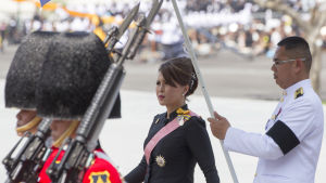 Prinsessan Ubolratana Rjakanya under en kunglig procession i samband med den gamla kungens begravning i oktober 2017. Prinsessan Ubolratana Rjakanya under en kunglig procession i samband med den gamla kungens begravning i oktober 2017.