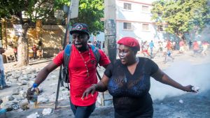 Demonstranter sprang undan tårgasen under lördagens protester i Port-au-Prince. Demonstranter sprang undan tårgasen under lördagens protester i Port-au-Prince.