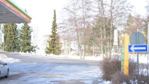 Man kan inte gräva var som helst och hur som helst i marken vid den planerade macken. En gata.