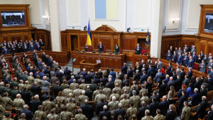 En stor del av ukrainarna litar inte på parlamentet. Det ukrainsaka parlamentet.