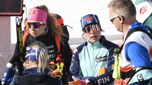 Chefstränaren Matti Haavisto med tre finländskor som tävlar i Quebec: Krista Pärmäkoski, Laura Mononen och Anne Kyllönen. Laura Mononen och Krista Pärmäkoski pratar med chefstränaren Matti Haavisto.