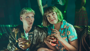 Oona (Anna Airola) ja Arttu (Elias Salonen) ovat parhaita ystäviä. Oona ja Arttu istuvat sohvalla bilevaatteissaan, käynnissä on juhlat ja kuvassa on vihreä valaistus.