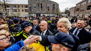 Geert Wilders främlingsfientliga parti PVV har utnyttjat skjutningen i Utrecht i sin valkampanj medan andra partier lade sina kampanjer på is Geert Wilders främlingsfientliga parti PVV har utnyttjat skjutningen i Utrecht i sin valkampanj medan andra partier lade sina på is
