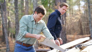 Mark Duplass spelar David och Paul Bettany spelar Ted Kaczynsk i serien Manhunt. Mark Duplass spelar David och Paul Bettany spelar Ted i serien Manhunt.