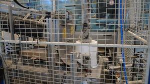Vita kärl kan inte göras av återvunnen plast. Hink tillverkas på fabrik. Den vita hinken placeras upp och ner av en robot.