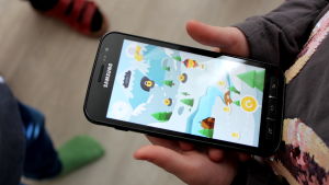 Ju mer barnet rör på sig, desto längre kommer det vidare i mobilapplikationen. en samsungmobil som visar en mobilapplikation som hör till aktivitetsarmbandet