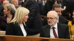 Mary Lou McDonald och Jeremy Corbin. Irish Republican Sinn Feins ledare Mary Lou McDonald och Labour Partys ordförande Jeremy Corbyn är på Lyra McKees begravning