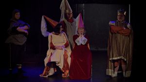 Janina Egger är lady Marion, vid sin sida har hon miss Emilie (Andrea Westerlund). Lady Marion som spelas av Janina Egger i musikalen Robin Hood.