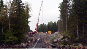 Rören leds ned i Finska viken från Fjusö i Ingå. Gasrör som kommer upp från havet på land.