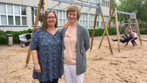 Sanna Poikola och Meri Järnström. Sanna Poikola och Meri Jernström ute på skolgården.