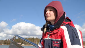 Sandra Blomqvist Sandra Blomqvist styr en öppen båt med en strandkant i bakgrunden