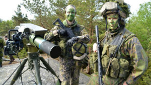 Beväringarna Gustav Söderholm och Mikael Blomqvist tycker det är spännande att jobba med rutinerade svenska kolleger. två militärer invid kustrobot