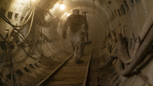 I serien visas hur gruvarbetare byggde en tunnel under reaktorn för att hindra att olyckan skulle sprida sig till grundvattnet. Bild från miniserien "Chernobyl".