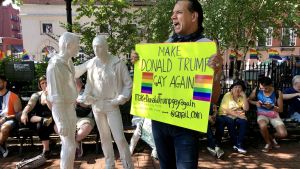 Anthony Dolci vill bekämpa Donald Trump. Anthony Dolci i Stonewall-minnesparken med skylt: "Make Donald Trumpgay again"