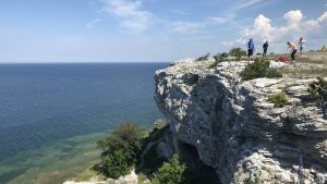 Gotland ligger ungefär 100 km från fastlandet och ön måste klara sin vattenförsörjning själv. Mänskor uppe på en hög kalkstensklippa med utsikt över havet.