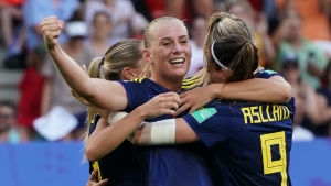 Stina Blackstenius har avgjort efter paus både i åttondelen och kvarten. Svenska spelare jublar över segermålet mot Tyskland.
