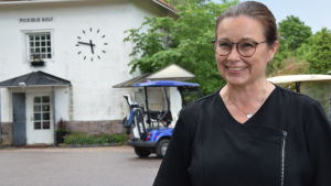 Mikaela Piltz och hennes man började fundera på att flytta tillbaka till Esbo då barnen håller på att flyga ur boet. Men de kom fram till att de vill bo i Störsvik, det är till exempel lättare att gå ut med hundarna där än i Esbo. Mikaela Piltz.