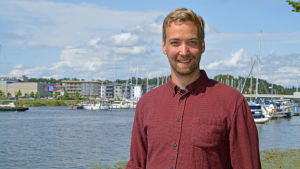 Herman Karlsson har skrivit manus till och regisserat "Finlands historia". En man som står framför Borgå å.