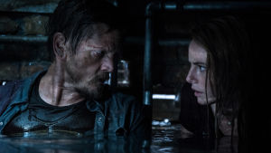 Vad gör vi nu? Undrar Dave (Barry Pepper) och Haley. (Kayo Scodelario). Far (Barry Pepper) och dotter (Kayo Scodelario) utbyter menande blickar stående till midjan i farligt vatten.