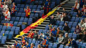 Det har stundvis funnits gott om utrymme på Helsingforsarenans läktare. Folkglest på läktaren under KHL-match.