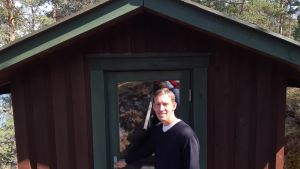 Gustav vid sitt lilla "kapell". Gustav Ahlman har konverterat från Svenska Kyrkan till den Katolska kyrkan. Korpo augusti 2019.