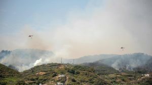 Helikoptrar som vattenbombar skogsbränderna på Gran Canaria sommaren 2019.