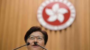 Hongkongs regeringschef Carrie Lam höll en presskonferens på tisdagen där hon avvisade rapporter om att hon planerat avgå från sin post. Hongkongs regeringschef Carrie Lam höll en presskonferens på tisdagen där hon avvisade rapporter om att hon egentligen vill avgå från sin post.