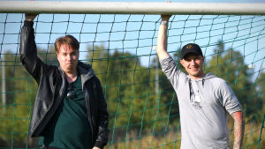 "Upp med handen om du vet hur du lurar spelbolagen!" Dan Sandberg (t.v.) och Toni Wistbacka har ett par ess i rockärmen. Dan Sandberg (t.v.) och Toni Wistbacka poserar vid ett fotbollsmål.