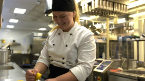 Isabel Häggdahl gör en citronsås till sina bönbiffar. Kvinnlig kock pressar citronjuice.