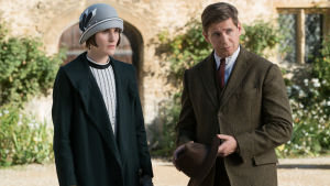 Flyttade gränser. Det var inte alla som såg med blida ögon på att chauffören Tom Branson (Allen Leech) blev ingift i familjen Crawley. Lady Mary och ex-chauffören Tom Branson.