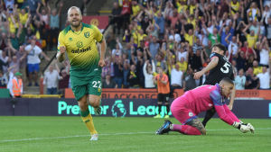 Målfarligast på ön. Till vänster Teemu Pukki som firar ett mål, till höger två motståndarspelare.