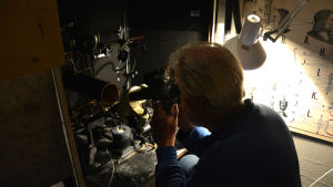 Docent Magnus Lindström vid mikroskopet i sitt arbetsrum. Docent Magnus Lindström i sitt laboratorium på Tvärminne zoologiska station.