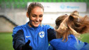 Spelar Heroum som ytterback mot Albanien? Nora Heroum tränar på Sandvikens fotbollsstadion i Vasa.