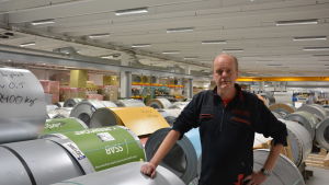 Tom Lundström har arbetat på SBA Interior i tjugofem år. Också hans mamma arbetade på fabriken i tiden. Tom Lundström inne i SBA Interiors fabrik i Gebbelby, Karis.
