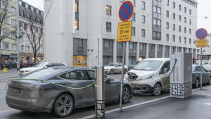 Elbilar parkerade på Runebergsgatan i Helsingfors den 8 december 2018. Elbilar parkerade på Runebergsgatan i Helsingfors den 8 december 2018.
