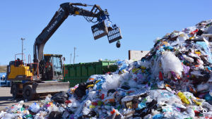 Någonstans här ligger Plasterix Aboensis, Åbolands plastskräp. Grävmaskin och plastavfall i Toppå i Åbo.